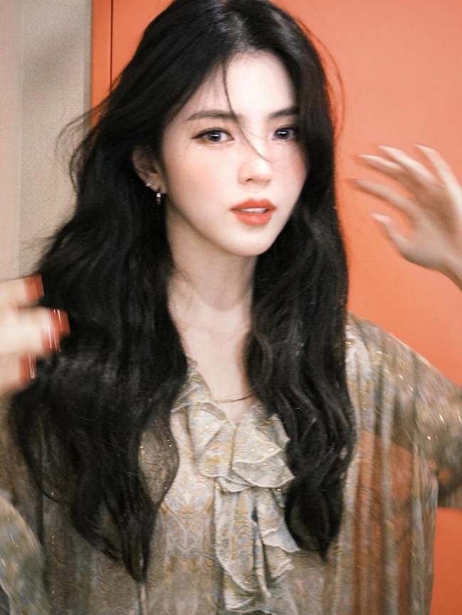 Foto: Beda Gaya Han So Hee, Anggun Elegan vs Rebel Pamer Tato Bunga Foto: Beda Gaya Han So Hee, Anggun Elegan vs Rebel Pamer Tato Bunga