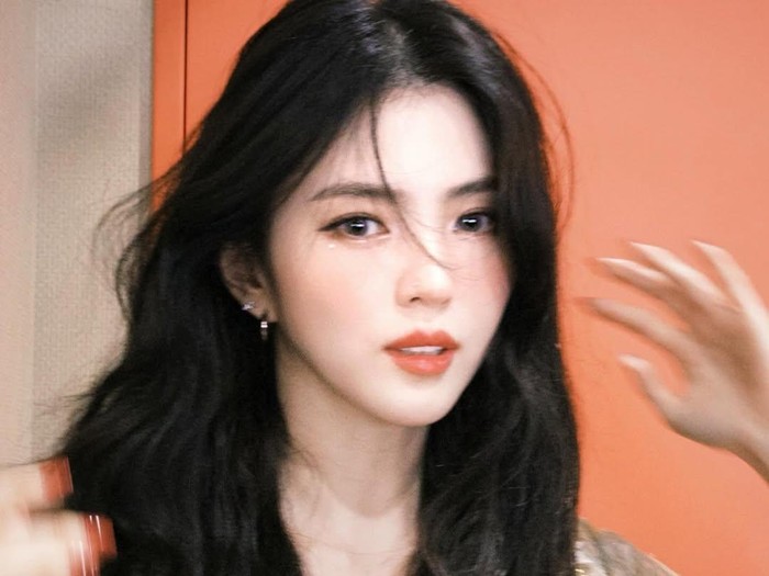 Han So Hee Di tengah kesibukan tur dunia, Han So Hee memperlihatkan dualitas gayanya dalam keseharian.