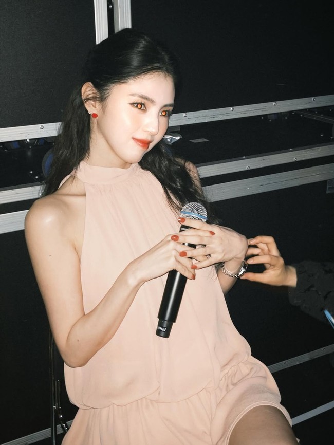 Ultimate girl crush. Selama gelaran fanmeeting, Han So Hee memukau penggemar dengan penampilannya dalam balutan dress bewarna soft pink. Setelah menyambangi penggemarnya di Bangkok dan Tokyo, ia akan terbang ke Los Angeles, London, Paris, Berlin, hingga Jakarta dan Manila. Foto: dok. Instagram @xeesoxee