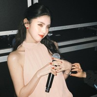 Ultimate girl crush. Selama gelaran fanmeeting, Han So Hee memukau penggemar dengan penampilannya dalam balutan dress bewarna soft pink. Setelah menyambangi penggemarnya di Bangkok dan Tokyo, ia akan terbang ke Los Angeles, London, Paris, Berlin, hingga Jakarta dan Manila. Foto: dok. Instagram @xeesoxee