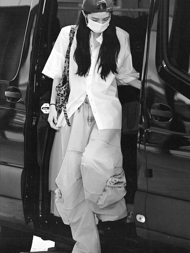 Secara khusus, penggemar juga menyorot sisi boyish Han So Hee saat terlihat di Bandara Internasional Incheon sebelum terbang ke Tokyo. Mantan kekasih Ryu Jun Yeol itu terlihat effortlessly cool dengan paduan oversized shirt berwarna putih, cargo pants, sepatu boots, dan baseball cap yang dipakai terbalik. Foto: dok. Instagram @xeesoxee