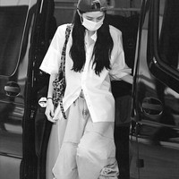 Secara khusus, penggemar juga menyorot sisi boyish Han So Hee saat terlihat di Bandara Internasional Incheon sebelum terbang ke Tokyo. Mantan kekasih Ryu Jun Yeol itu terlihat effortlessly cool dengan paduan oversized shirt berwarna putih, cargo pants, sepatu boots, dan baseball cap yang dipakai terbalik. Foto: dok. Instagram @xeesoxee