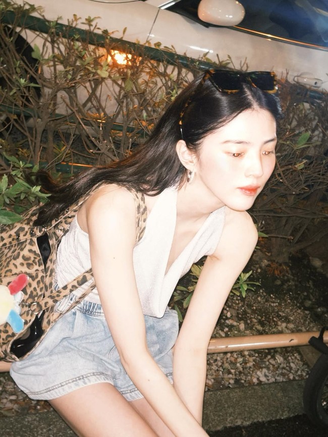 Di sisi lain, Han So Hee juga mengenakan halter top berwarna putih dan micro denim jeans dalam kesehariannya, tampil santai namun tetap stylish. Kacamata dan shoulder bag bermotif leopard, melengkapi penampilannya sebagai fashion statement. Foto: dok. Instagram @xeesoxee