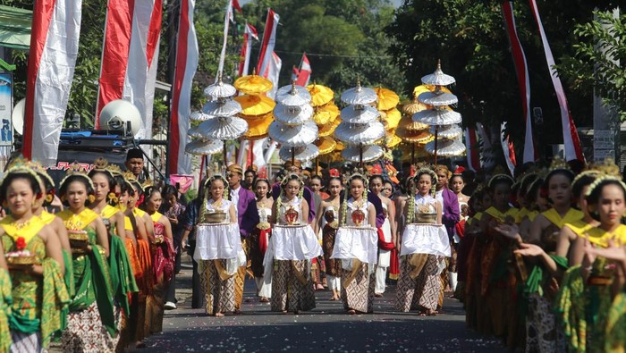 Harmoni Tari, Doa, dan Sejarah di Punden Prabu Anom Kediri Sejumlah remaja putri mengikuti kirab budaya saat tradisi ziarah Punden Prabu Anom di Desa Doko, Kabupaten Kediri, Jawa Timur, Selasa (22/7/2025). Tradisi ziarah di punden putra Raja Kediri Sri Aji Jayabaya tersebut menjadi agenda wisata budaya Kediri setiap bulan Suro penanggalan Jawa. ANTARA FOTO/Prasetia Fauzani/rwa.