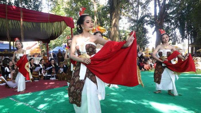 Harmoni Tari, Doa, dan Sejarah di Punden Prabu Anom Kediri Sejumlah remaja putri mengikuti kirab budaya saat tradisi ziarah Punden Prabu Anom di Desa Doko, Kabupaten Kediri, Jawa Timur, Selasa (22/7/2025). Tradisi ziarah di punden putra Raja Kediri Sri Aji Jayabaya tersebut menjadi agenda wisata budaya Kediri setiap bulan Suro penanggalan Jawa. ANTARA FOTO/Prasetia Fauzani/rwa.