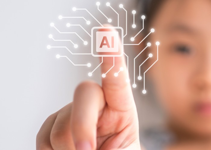 ilustrasi anak main HP, Dampak AI ke anak, Kecerdasan buatan dan anak.