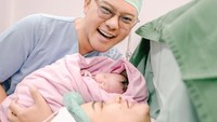 Danang tersenyum mendampingi istri, Hemas Nura masuk ke ruang operasi. Dia menceritakan proses Hemas Nura melahirkan dengan proses caesar. Ingin hati istri ku @hemasnura bisa lahir secara normal. Namun, sejak bukaan 2 stuck selama berjam-jam, dan saat bukaan 3 kembali stuck sehingga dilakukan induksi. Namun, saat bukaan 4 kembali dilakukan pantauan USG posisi bayi tiba-tiba berputar (OPP) padahal sebelumnya sudah on position, ceritanya. Foto: Instagram @danang_official91