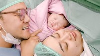 Danang mengumumkan kelahiran anak pertamanya lewat akun Instagram pribadinya @danang_official91 pada Selasa (22/7/2025). Alhamdulillah, berkat doa banyak orang. Allah menghadiahkan kami seorang Putri Cantik yang lahir tepat pukul 08.07 WIB di @siloam.lippovillage Dengan berat 3.6 Kg, panjang 52 Cm, tulisnya. Foto: Instagram @danang_official91