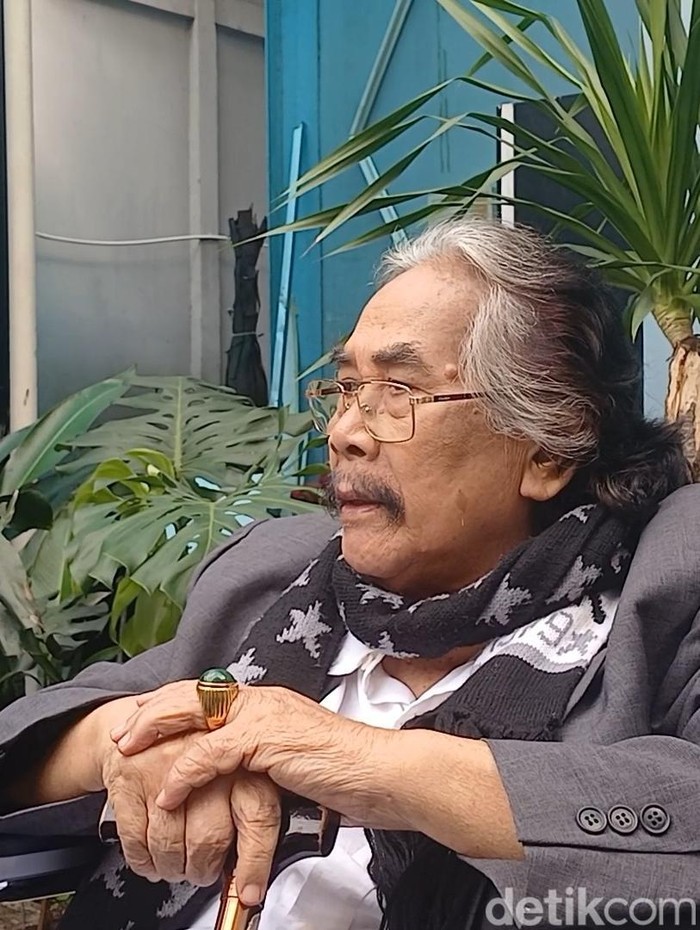 Jaja Miharja Jaja Miharja pakai kursi roda