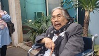 Selain kursi roda, Jaja Miharja harus menggunakan alat bantu pada kaki kiri yang disebut sebagai bracelet selama enam bulan karena mengalami bengkak dan masalah pada pembuluh darah arteri. Foto: Febryantino/detikcom