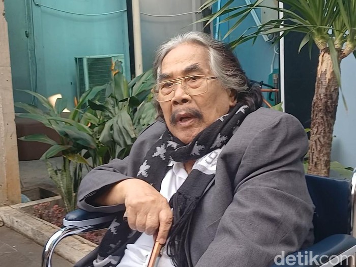 Jaja Miharja pakai kursi roda