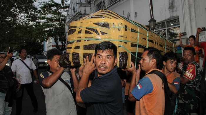 Jenazah Korban KM Barcelona 5 Dipulangkan ke Talaud Sejumlah buruh kapal mengangkut peti jenazah korban kebakaran KM Barcelona 5 ke atas KM Barcelona 3 yang akan berlayar dari Manado menuju Talaud, di Pelabuhan Manado, Sulawesi Utara, Senin (21/7/2025). Tiga jenazah korban kebakaran KM Barcelona 5 yang terbakar di perairan Talise, Minggu (20/7) siang, dipulangkan ke Kabupaten Kepulauan Talaud, Senin (21/7) sore menggunakan KM Barcelona 3. ANTARAFOTO/Yegar Sahaduta Mangiri/YU