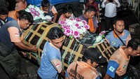 KM Barcelona 5 sebelumnya terbakar di perairan Talise pada Minggu (20/7) siang dan menewaskan sejumlah penumpang. (ANTARAFOTO/Yegar Sahaduta Mangiri)