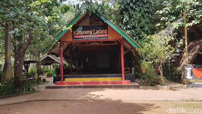 Kampoeng Ladang di Desa Margalaksana, Kecamatan Sumedang Selatan, Kabupaten Sumedang.