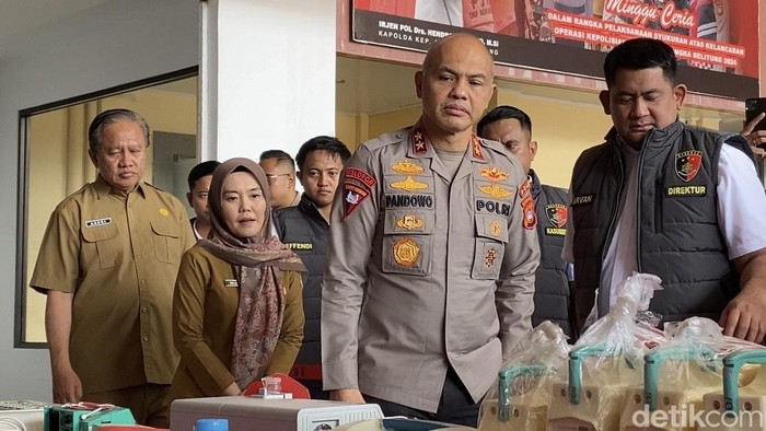 Kapolda Babel Irjen Hendro Pandowo cek barang bukti yang berhasil diamankan.