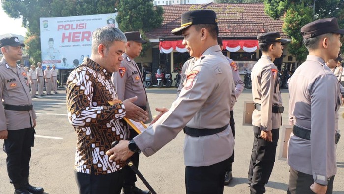 Kapolres Depok beri penghargaan kepada dua warga yang mengamankan jambret (dok. Istimewa)