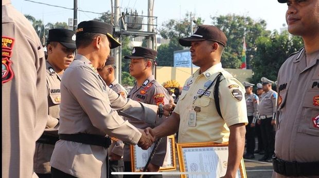 Kapolres Depok beri penghargaan kepada dua warga yang mengamankan jambret (dok. Istimewa)
