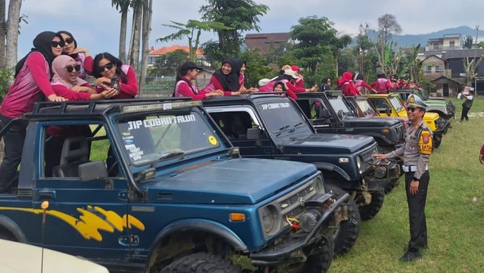Kasat Lantas Polres Batu AKP Kevin Ibrahim bertemu dengan pelaku usaha Jeep di Coban Talun, Kota Batu