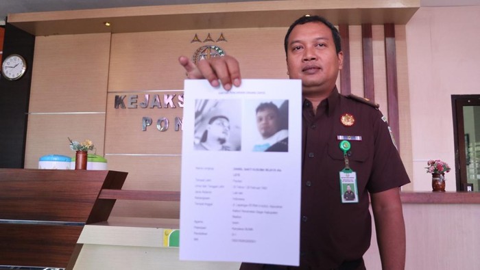 Kasi Intelijen Kejari Ponorogo, Agung Riyadi menunjukkan foto buron kasus kredit fiktif perbankan di Ponorogo.