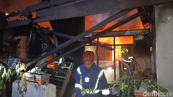 Kebakaran melanda 3 rumah di Rappocini Makassar.