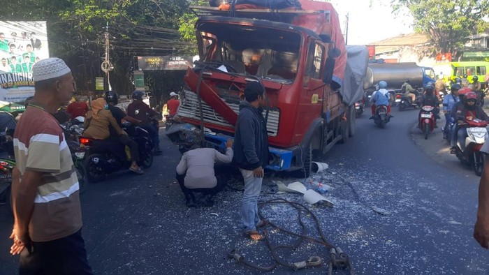 Kecelakaan 2 truk di Cerme Kidul, Gresik.
