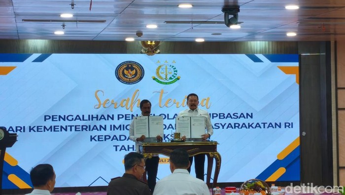 Kejaksaan Agung (Kejagung) resmi menerima pengalihan pengelolaan 59 rumah penyimpanan benda sitaan negara (rupbasan) tahap II di Jakarta. (Kurniawan F/detikcom(