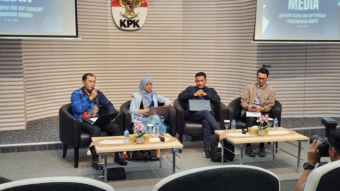 Kepala Bagian Perancangan Peraturan Biro Hukum KPK, Imam Akbar Wahyu Nuryamto (kemeja biru)