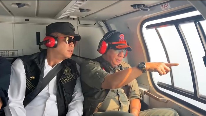 Kepala BNPB Letjen TNI Suharyanto meninjau kebakaran hutan dan lahan di Riau