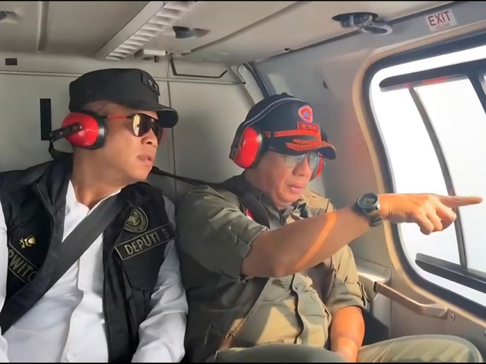 Kepala BNPB Letjen TNI Suharyanto meninjau kebakaran hutan dan lahan di Riau