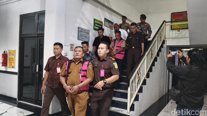 Kepala Desa Entalsewu, Sukriwanto dan Ketua BPD Asruddin ditahan Kejari Sidoarjo atas dugaan tindak pidana korupsi penyalagunaan dana pihak ketiga.