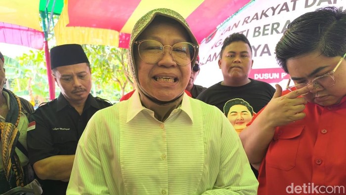 Ketua DPP PDI Perjuangan Bidang Penanggulangan Bencana Tri Rismaharini saat menyambangi warga di Samarinda.