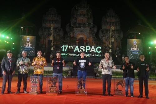 Ketua PPBI Gianyar Gusti Bagus Adi Widhya Utama saat acara penutupan Aspac di Open Stage Balai Budaya Gianyar, Senin (21/7).