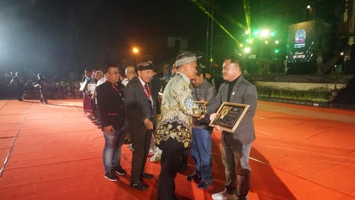 Ketua PPBI Gianyar Gusti Bagus Adi Widhya Utama saat acara penutupan Aspac di Open Stage Balai Budaya Gianyar, Senin (21/7).