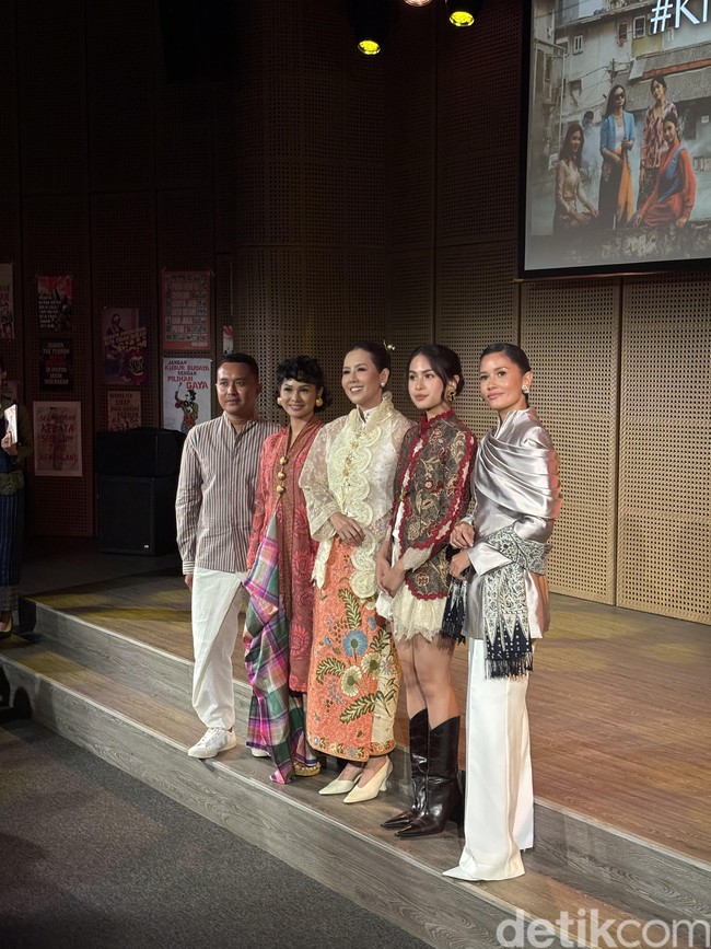 Buktikan bahwa kebaya bisa tetap membuat pemakainya terlihat stylish dan modern tanpa meninggalkan unsur tradisional, Maudy Ayunda, Andien, dan Titi Radjo tampil dalam balutan kebaya unik. Foto: Vina Oktiani/Wolipop