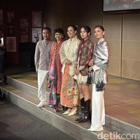 Buktikan bahwa kebaya bisa tetap membuat pemakainya terlihat stylish dan modern tanpa meninggalkan unsur tradisional, Maudy Ayunda, Andien, dan Titi Radjo tampil dalam balutan kebaya unik. Foto: Vina Oktiani/Wolipop