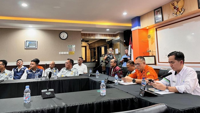 Suasana rapat koordinasi pasca penutupan Operasi SAR KMP Tunu Pratama Jaya di kantor ASDP Ketapang Banyuwangi