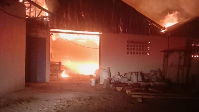 Kobaran api saat insiden kebakaran di pabrik briket Cirebon