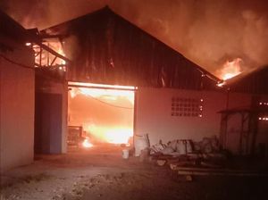 Kebakaran Pabrik Briket di Cirebon, Warga: Kejadiannya Cepat Banget