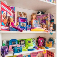 Karena semua barang masa kecilnya sudah lama dibuang, ia harus mencari ulang lewat toko barang bekas, eBay, dan marketplace online lainnya. Foto: Instagram/@nineties_babyyyy