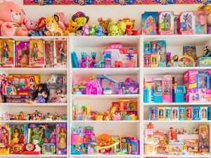 Wanita Ini Habiskan 3 Tahun Bangun Kamar Nostalgia Berisi Barang Jadul 90-an