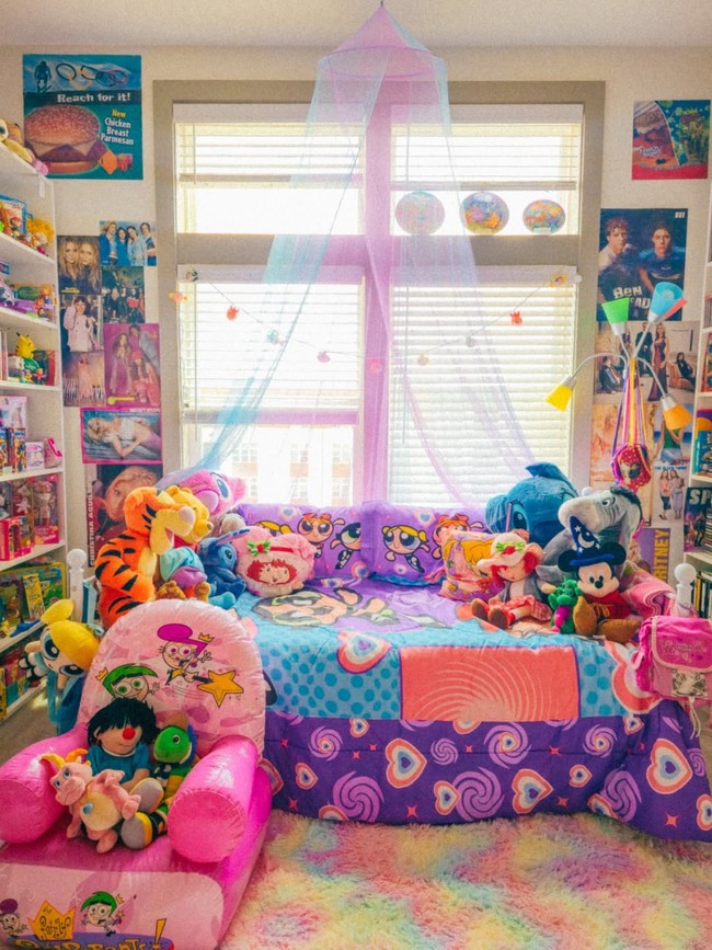 Poster Britney Spears, seprai Disney, hingga koleksi Furby memenuhi ruangan yang Destinee sebut sebagai nostalgia room, tempat yang kini menjadi sumber kenyamanan sekaligus pelipur luka lama. Foto: Instagram/@nineties_babyyyy