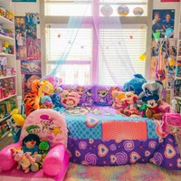Poster Britney Spears, seprai Disney, hingga koleksi Furby memenuhi ruangan yang Destinee sebut sebagai nostalgia room, tempat yang kini menjadi sumber kenyamanan sekaligus pelipur luka lama. Foto: Instagram/@nineties_babyyyy
