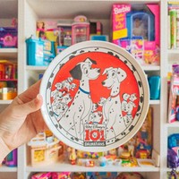 Dalam proses menyembuhkan diri itulah ide tentang kamar nostalgia muncul. Dia mencoba terhubung dengan versi dirinya yang kecil. Destinee mulai mengumpulkan benda-benda dari masa kecilnya—dari sofa tiup, lampu lava, hingga kaset VHS film The Princess Diaries. Foto: Instagram/@nineties_babyyyy