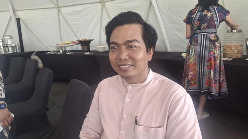 Komang Sukayasa, pegiat literasi yang membangkitkan minat baca masyarakat di Karangasem saat ditemui di acara Book Review Big Bad Wolf (BBW) di Discovery Kartika Plaza, Kuta, Badung, Selasa (22/7/2025). (Fabiola Dianira/detikBali)