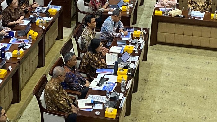 Rapat kerja Komisi XI DPR bersama Menkeu Sri Mulyani di kompleks parlemen, Senayan, Jakarta Pusat, Selasa (22/7/2025).