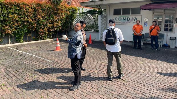 Komisi Kepolisian Nasional (Kompolnas) mengecek kosan di Menteng, Jakarta Pusat, lokasi tewasnya diplomat muda Kementerian Luar Negeri (Kemlu) berinisial ADP (38), Selasa (22/7/2025).
