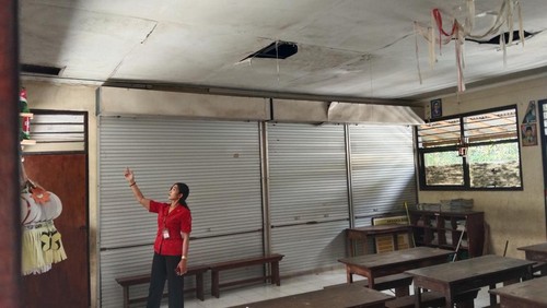 Kondisi salah satu ruang kelas SDN 1 Samsam, Kerambitan, Tabanan, yang tanpa pintu dan plafon jebol. (Krisna Pradipta/detikBali)