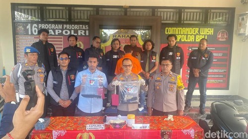 Konferensi pers penangkapan pelaku penusukan di Mapolres Karangasem, Selasa (22/7/2025). (Foto: I Wayan Selamat Juniasa/detikBali)