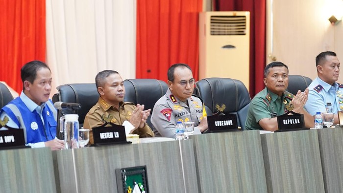 Konferensi pers terkait karhutla di kantor Gubernur Riau.