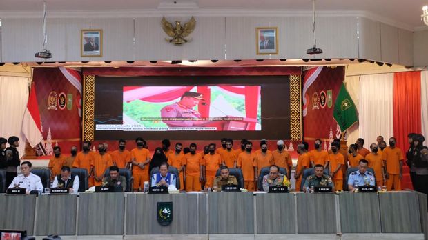 Konferensi pers terkait karhutla di kantor Gubernur Riau, Pekanbaru, Selaa (22/7/2025).